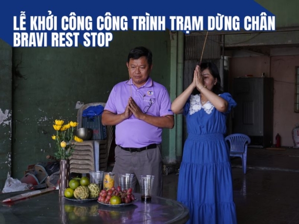 Chủ đầu tư cùng giám đốc chuẩn bị lễ cúng khởi công công trình Bravi Rest Stop tại Long Xuyên