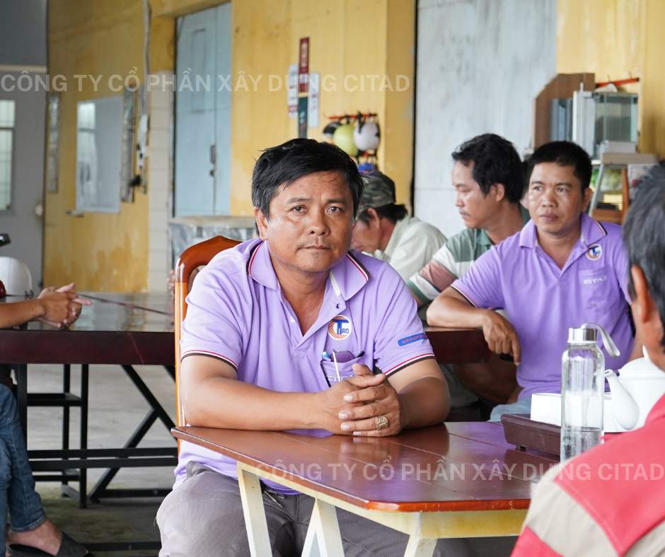 Công nhân kỹ sư CITAD chăm chú lắng nghe chỉ đạo an toàn