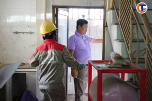 Cán bộ kỹ thuật đo đạc hiện trạng mặt bằng công trình Bravi