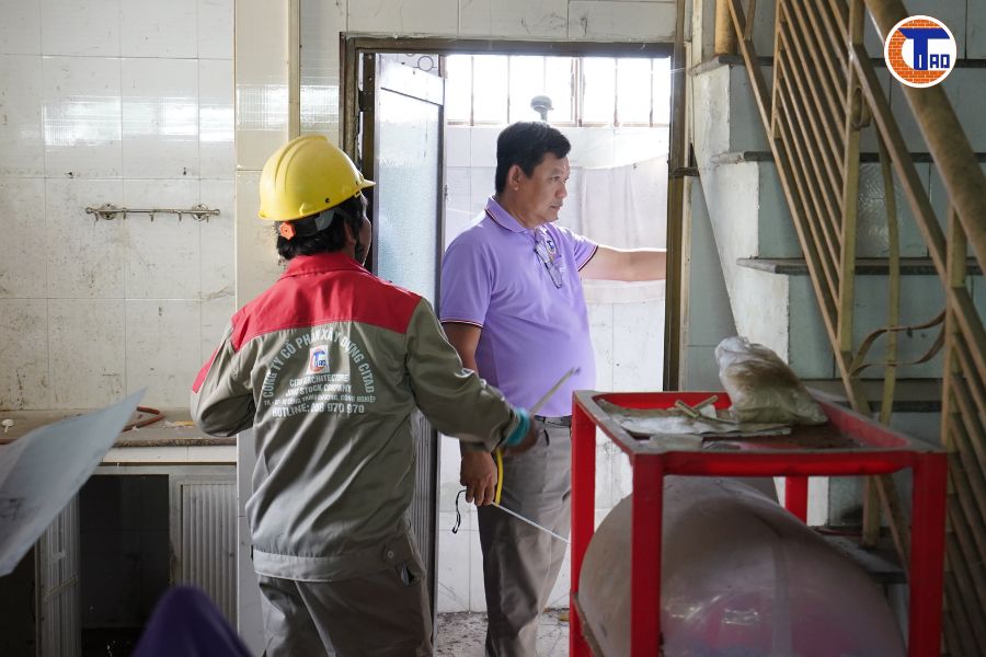 Cán bộ kỹ thuật đo đạc hiện trạng mặt bằng công trình Bravi