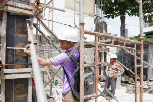 Kiểm tra cột trước khi đổ bê tông - thi công trọn gói tại Long Xuyên