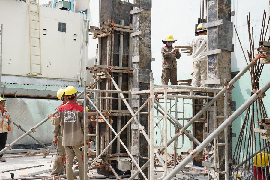 Kiểm tra cột trước khi đổ bê tông - thi công trọn gói tại Long Xuyên