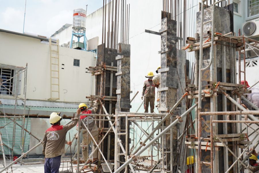 Kiểm tra cột trước khi đổ bê tông - thi công trọn gói tại Long Xuyên