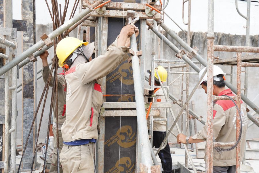 Kiểm tra cột trước khi đổ bê tông - thi công trọn gói tại Long Xuyên