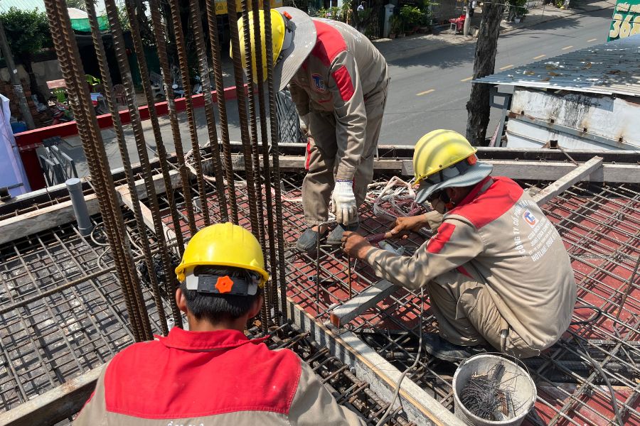 Kiểm Tra Nghiệm Thu Thép Tầng 1 – Bước Then Chốt Trong Thi Công Nhà Phố An Giang 11 Công nhân CITAD buộc thép chờ cột tầng 1 công trình nhà phố
