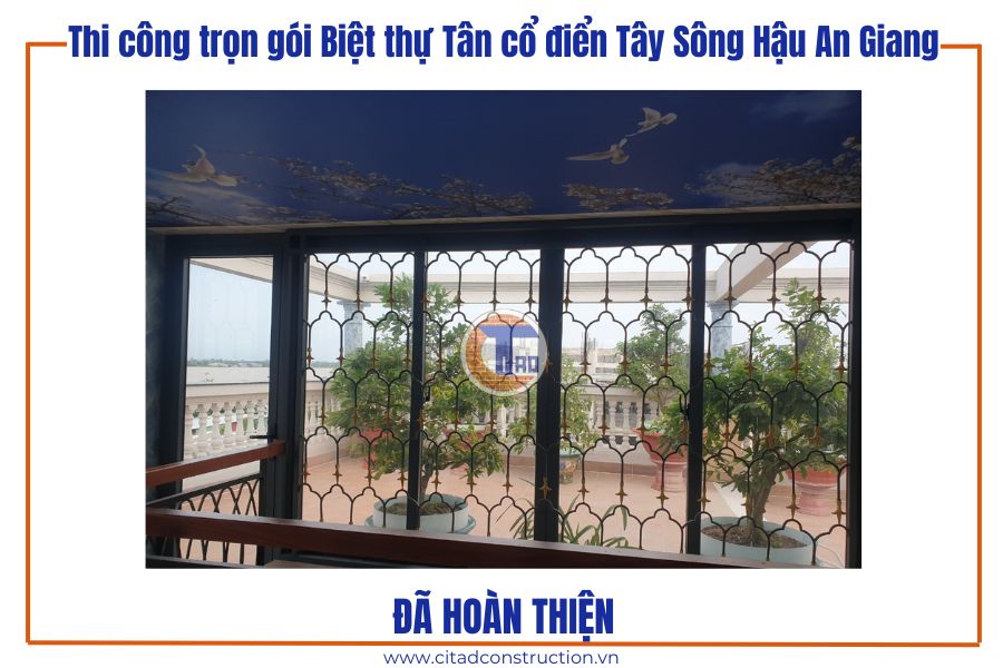 Thi công trọn gói Biệt thự Tân cổ điển Tây Sông Hậu An Giang – Cập nhật công trình sau hoàn thiện 26 Từ trong nhìn ra sân thượng biệt thự với cửa kính an toàn