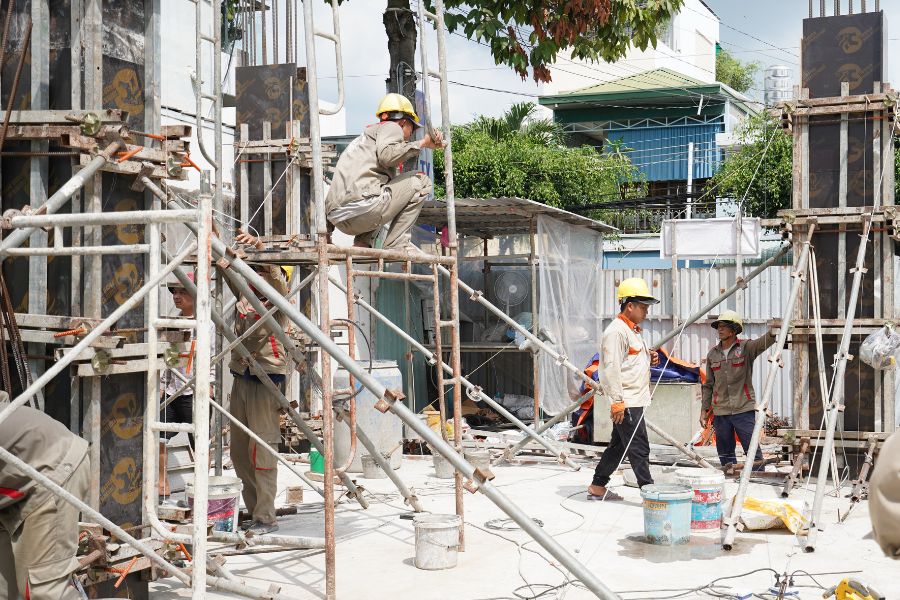 Kiểm tra cột trước khi đổ bê tông - thi công trọn gói tại Long Xuyên