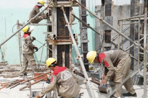 Kiểm tra cột trước khi đổ bê tông - thi công trọn gói tại Long Xuyên