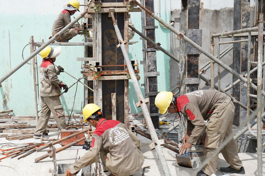 Kiểm tra cột trước khi đổ bê tông - thi công trọn gói tại Long Xuyên