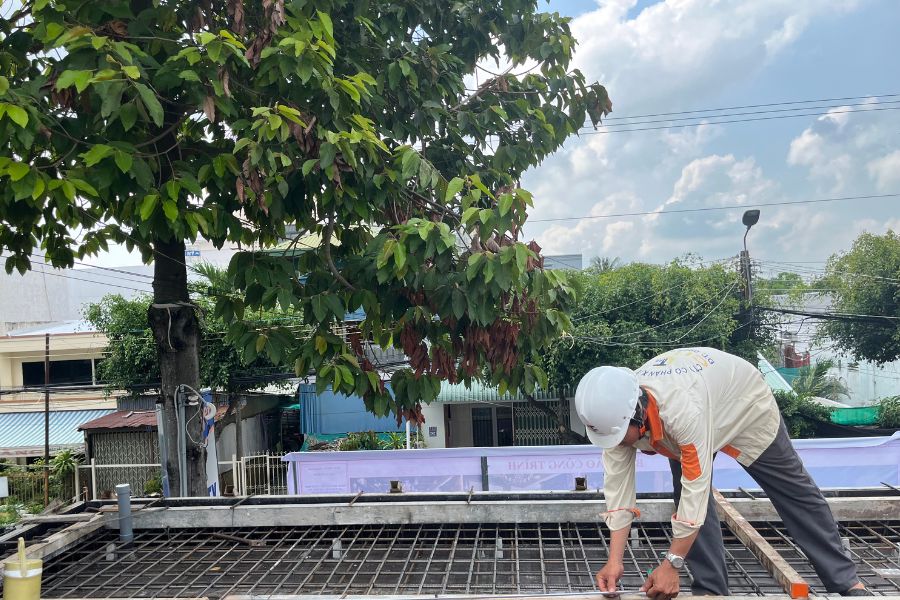 Kiểm Tra Nghiệm Thu Thép Tầng 1 – Bước Then Chốt Trong Thi Công Nhà Phố An Giang 4 Kỹ sư CITAD đo kiểm tra lưới thép sàn tầng 1