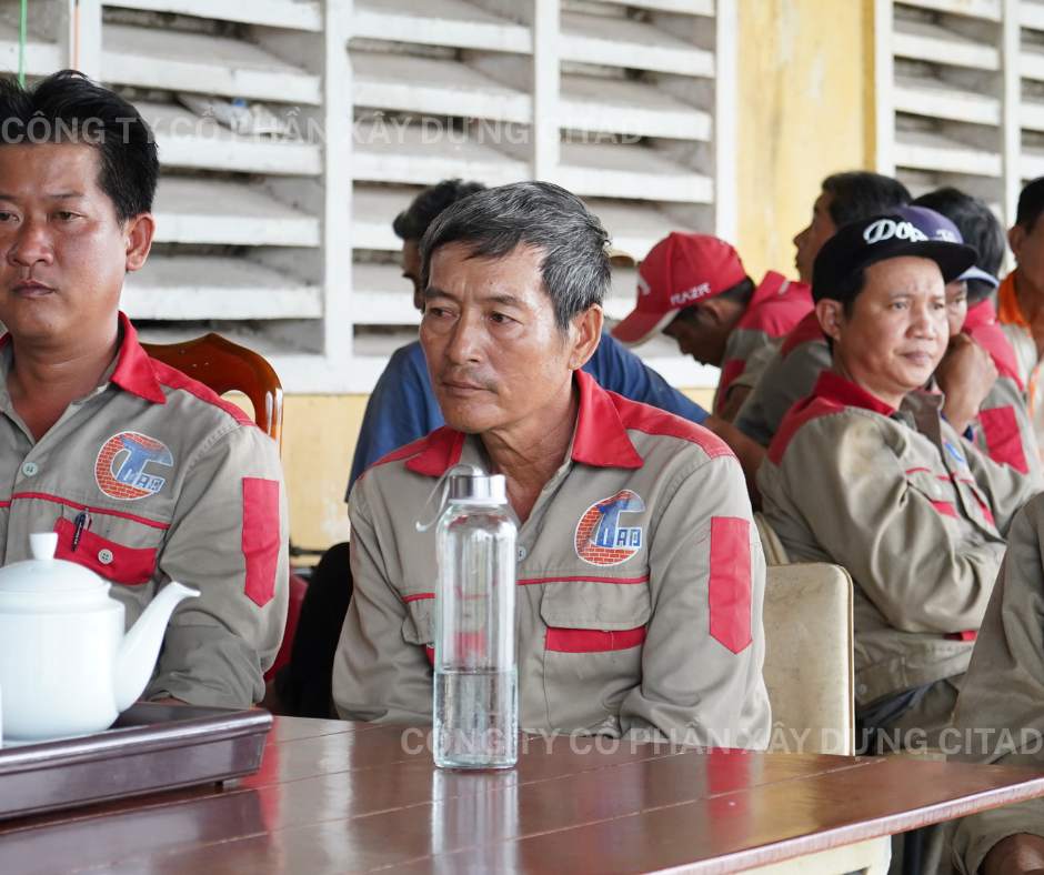 Công nhân kỹ sư CITAD chăm chú lắng nghe chỉ đạo an toàn