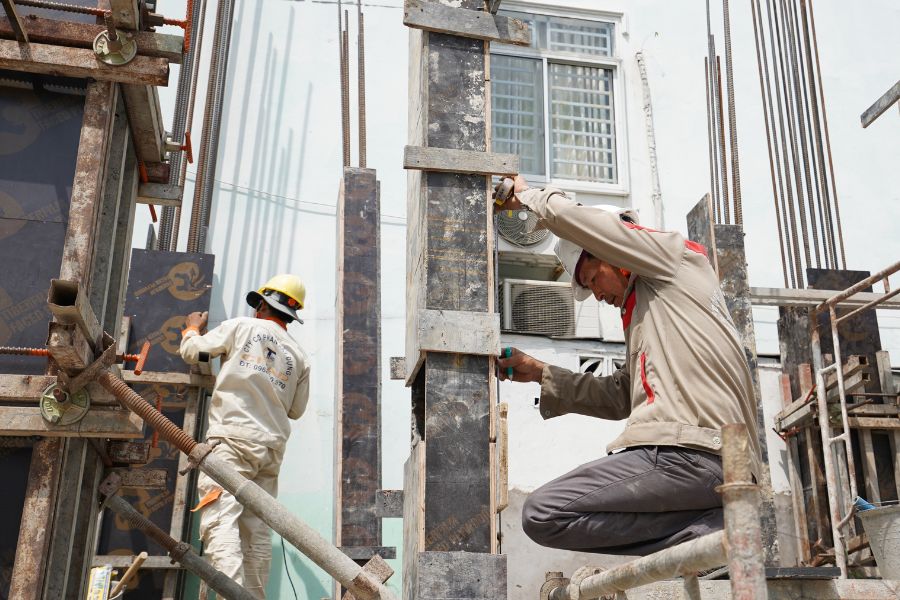 Kiểm tra cột trước khi đổ bê tông - thi công trọn gói tại Long Xuyên