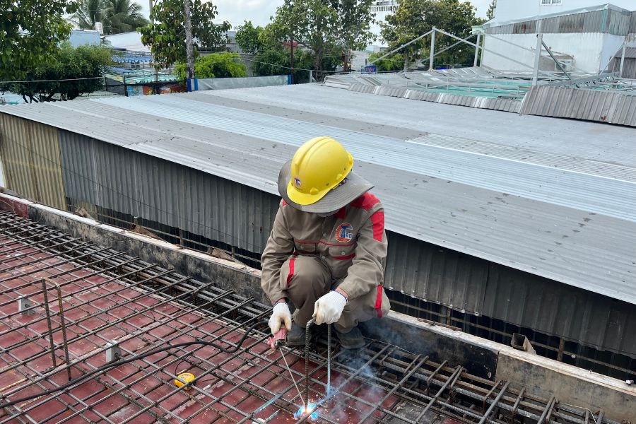 Kiểm Tra Nghiệm Thu Thép Tầng 1 – Bước Then Chốt Trong Thi Công Nhà Phố An Giang 5 Công nhân hàn nối thép tại công trình nhà phố An Giang