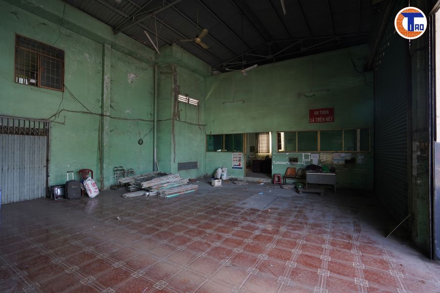 Bên trong công trình Bravi Rest Stop trước cải tạo với không gian rộng và cao