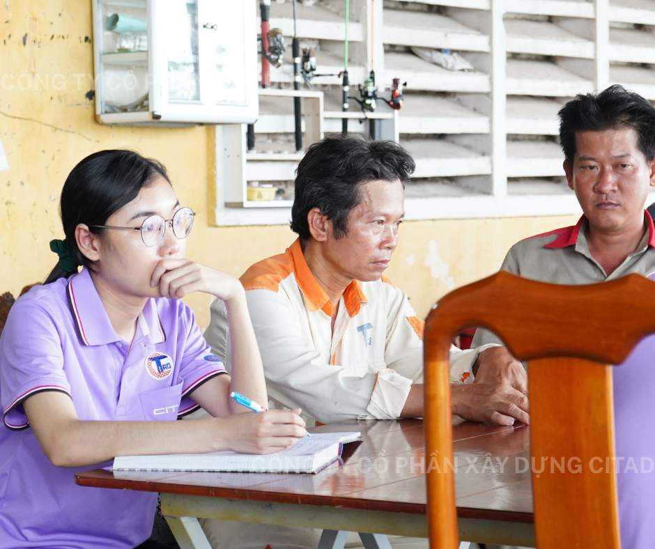 Công nhân kỹ sư CITAD chăm chú lắng nghe chỉ đạo an toàn