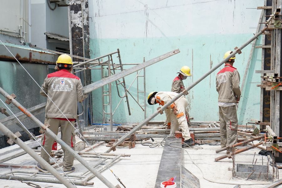 Kiểm tra cột trước khi đổ bê tông - thi công trọn gói tại Long Xuyên