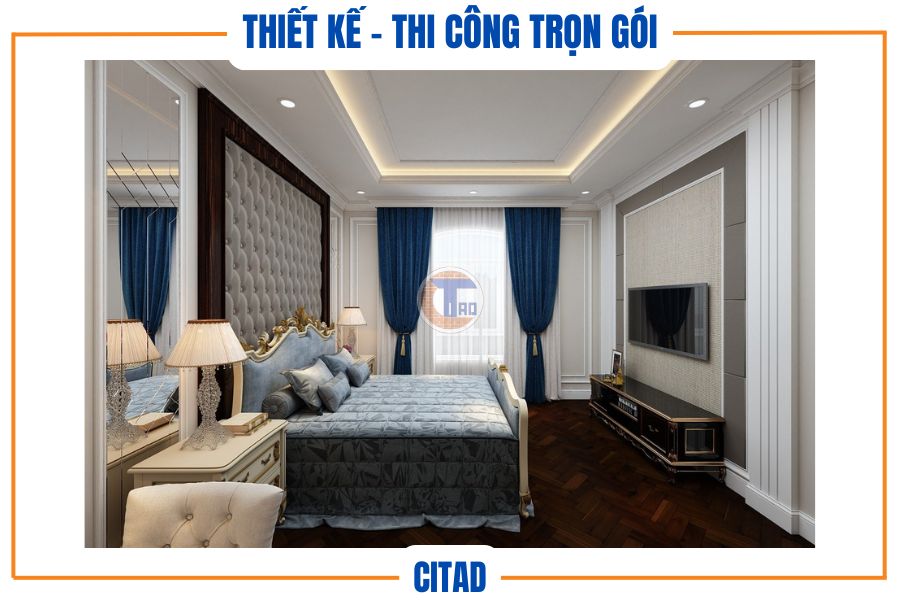 Góc nhìn tổng quan phòng ngủ với giường và rèm xanh sang trọng.
