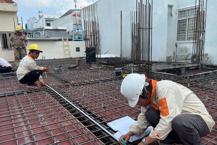 Kiểm Tra Nghiệm Thu Thép Tầng 1 – Bước Then Chốt Trong Thi Công Nhà Phố An Giang 2 Đội ngũ CITAD nghiệm thu và đo kiểm tra khoảng cách thép