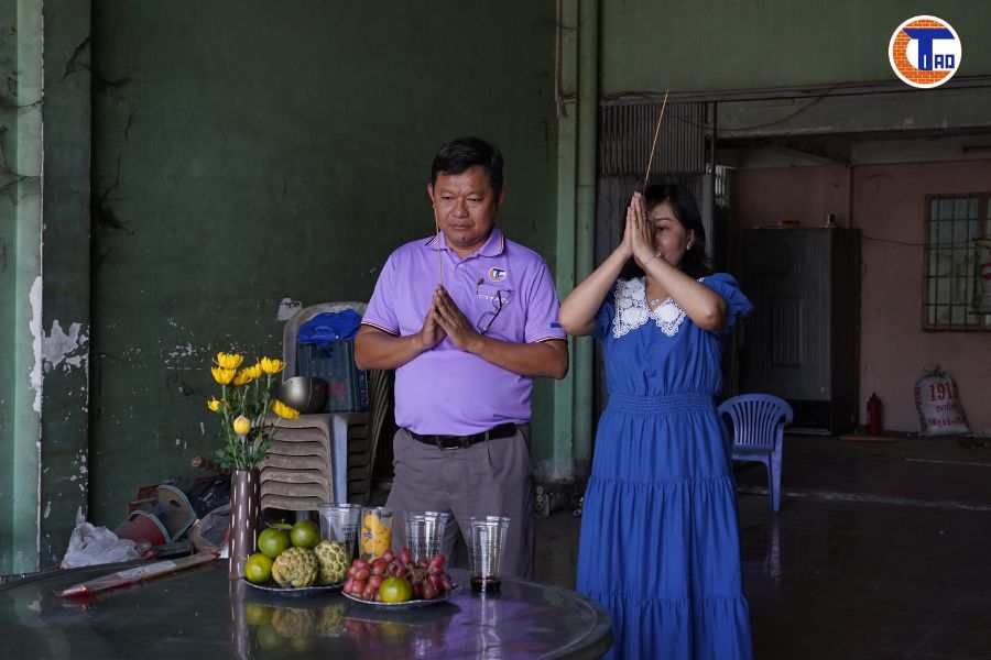 Chủ đầu tư cùng giám đốc chuẩn bị lễ cúng khởi công công trình Bravi Rest Stop tại Long Xuyên