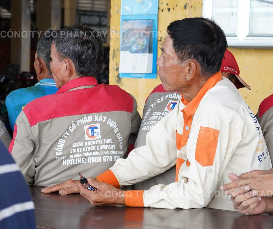 Công nhân kỹ sư CITAD chăm chú lắng nghe chỉ đạo an toàn