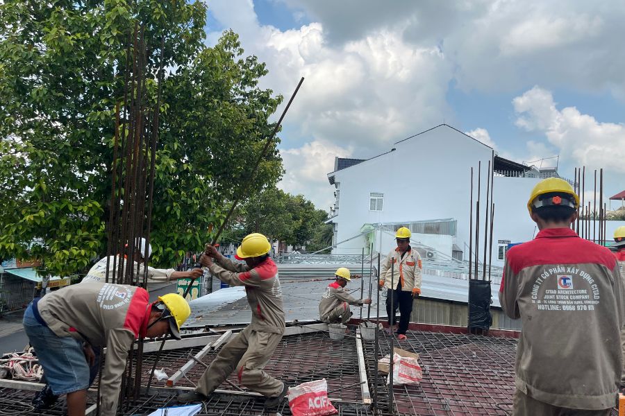 Kiểm Tra Nghiệm Thu Thép Tầng 1 – Bước Then Chốt Trong Thi Công Nhà Phố An Giang 6 Công nhân CITAD dựng cốt thép cột tầng 1 công trình nhà phố
