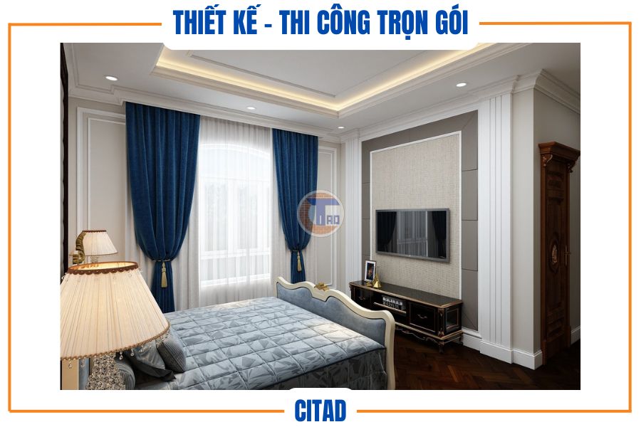 View hướng ra cửa sổ phòng ngủ với rèm xanh nổi bật.