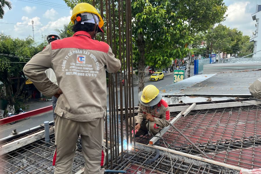 Kiểm Tra Nghiệm Thu Thép Tầng 1 – Bước Then Chốt Trong Thi Công Nhà Phố An Giang 7 Công nhân CITAD thi công hàn thép cốt cột tầng 1
