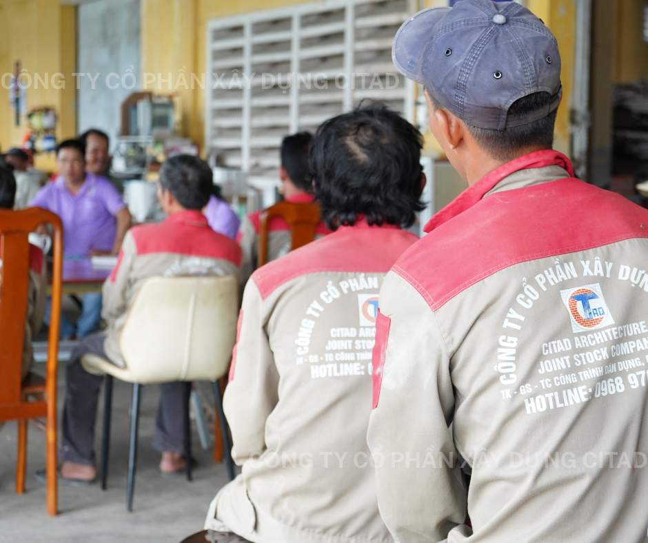 Công nhân kỹ sư CITAD chăm chú lắng nghe chỉ đạo an toàn