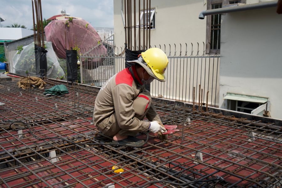 Kiểm Tra Nghiệm Thu Thép Tầng 1 – Bước Then Chốt Trong Thi Công Nhà Phố An Giang 8 Công nhân CITAD hàn thép sàn tầng 1 công trình nhà phố