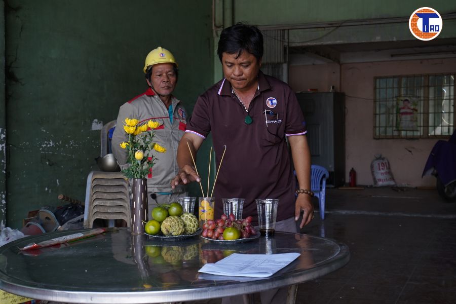 Chủ đầu tư cùng giám đốc chuẩn bị lễ cúng khởi công công trình Bravi Rest Stop tại Long Xuyên