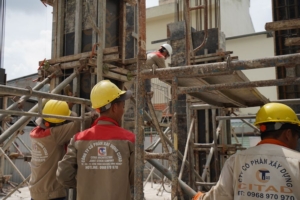 Kiểm tra cột trước khi đổ bê tông - thi công trọn gói tại Long Xuyên