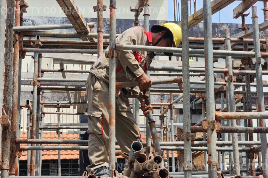 Từng thao tác lắp đặt đều được thực hiện với độ chính xác cao