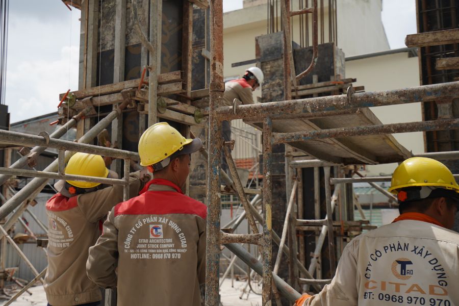 Kiểm tra cột trước khi đổ bê tông - thi công trọn gói tại Long Xuyên