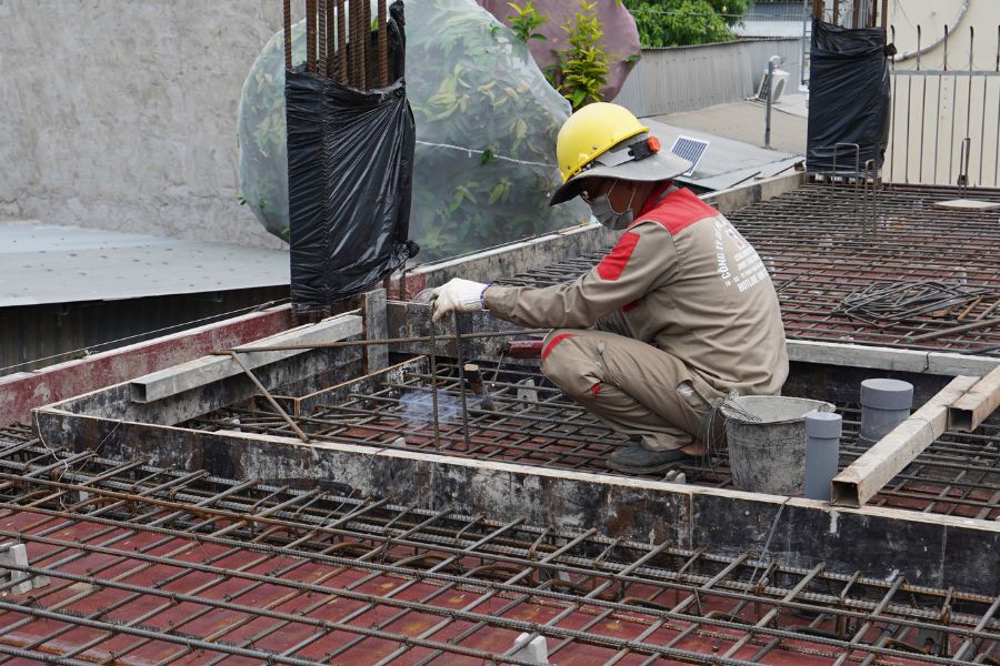 Kiểm Tra Nghiệm Thu Thép Tầng 1 – Bước Then Chốt Trong Thi Công Nhà Phố An Giang 9 Công nhân kiểm tra thép sàn tầng 1 chuẩn bị đổ bê tông