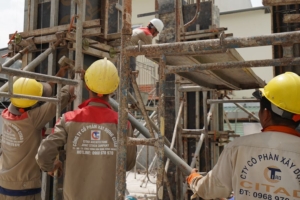 Kiểm tra cột trước khi đổ bê tông - thi công trọn gói tại Long Xuyên