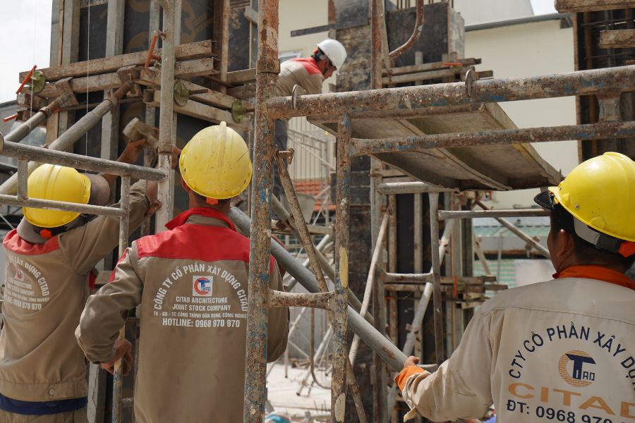 Kiểm tra cột trước khi đổ bê tông - thi công trọn gói tại Long Xuyên