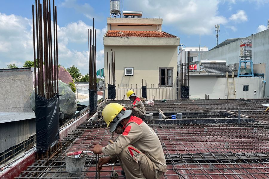 Kiểm Tra Nghiệm Thu Thép Tầng 1 – Bước Then Chốt Trong Thi Công Nhà Phố An Giang 10 Công nhân CITAD thi công lưới thép móng và sàn tầng 1