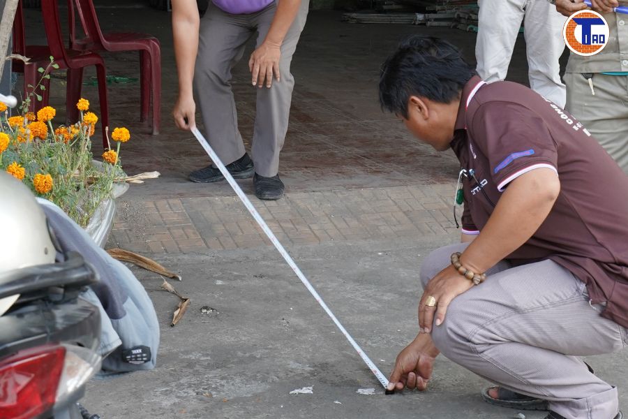 Cán bộ kỹ thuật đo đạc hiện trạng mặt bằng công trình Bravi