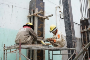 Kiểm tra cột trước khi đổ bê tông - thi công trọn gói tại Long Xuyên