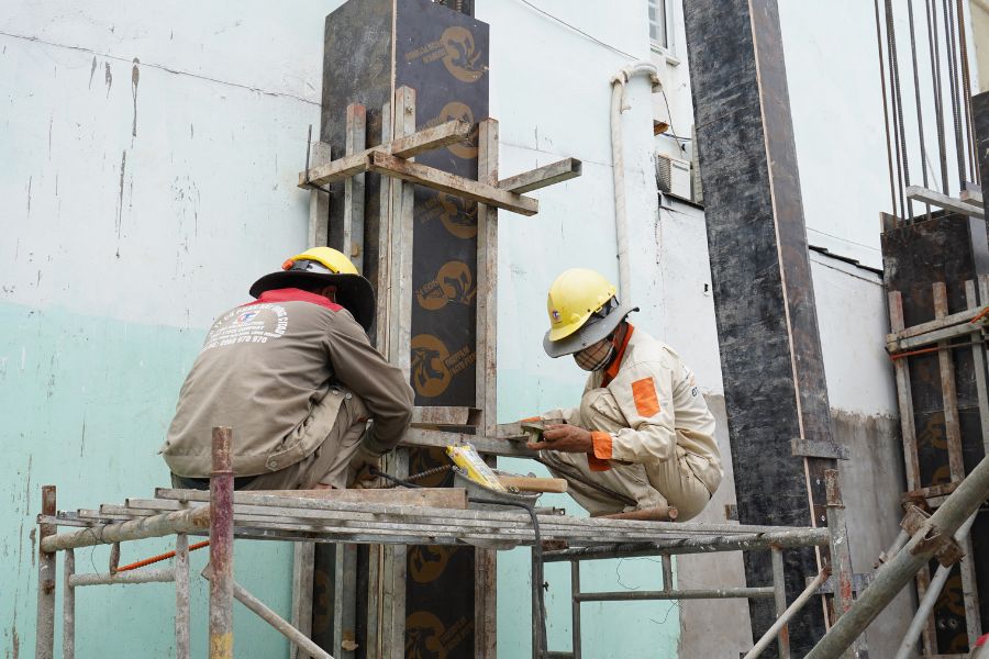 Kiểm tra cột trước khi đổ bê tông - thi công trọn gói tại Long Xuyên