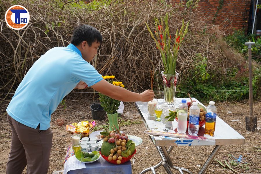Chủ nhà cúng khởi công