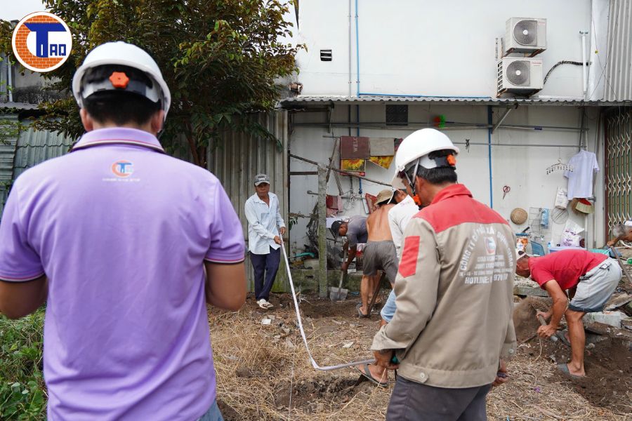 Đội ngũ thi công đang đo đạc