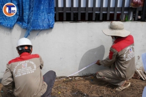 Đội thi công đang đo đạc