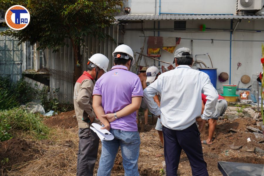 Đội ngũ thi công đang đo đạc
