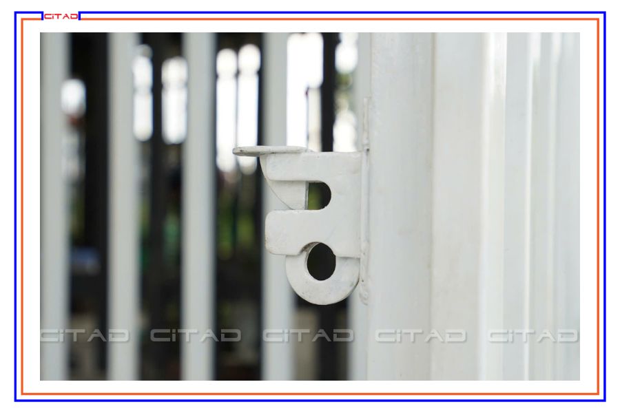 Thi công nhà cấp 4 trọn gói - Khoá cửa sắt tự động