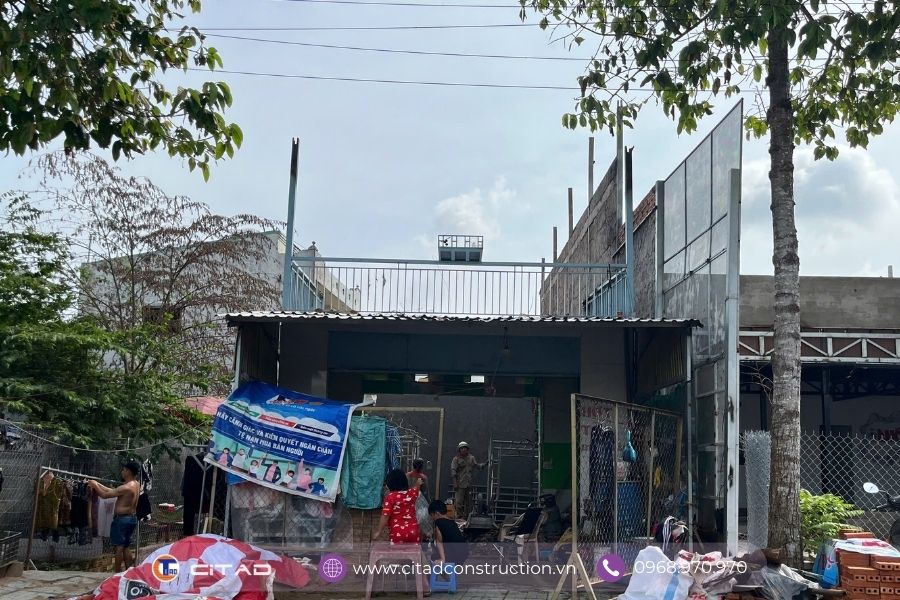 Khung cảnh CITAD đang hỗ trợ sửa chữa ngôi nhà