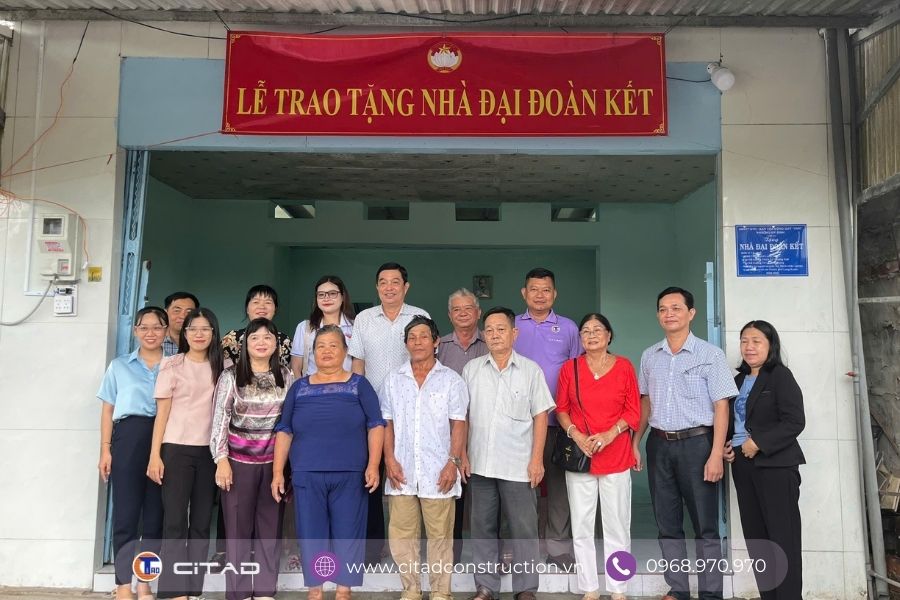 Tập thể mạnh thường quân, lãnh đạo Phường và Giám đốc CITAD cùng cô chú Đức