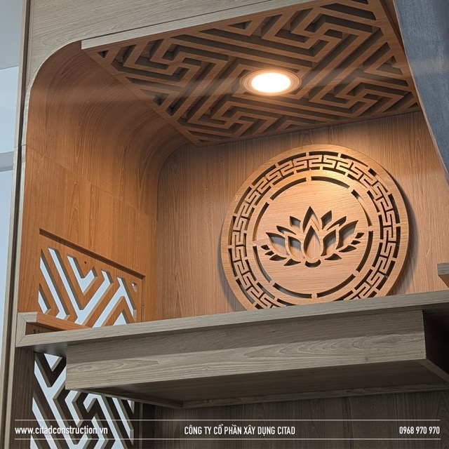Bàn thờ gỗ MDF veneer họa tiết hoa sen tinh xảo – hạng mục nội thất tâm linh trong căn hộ CITAD tại Long Xuyên