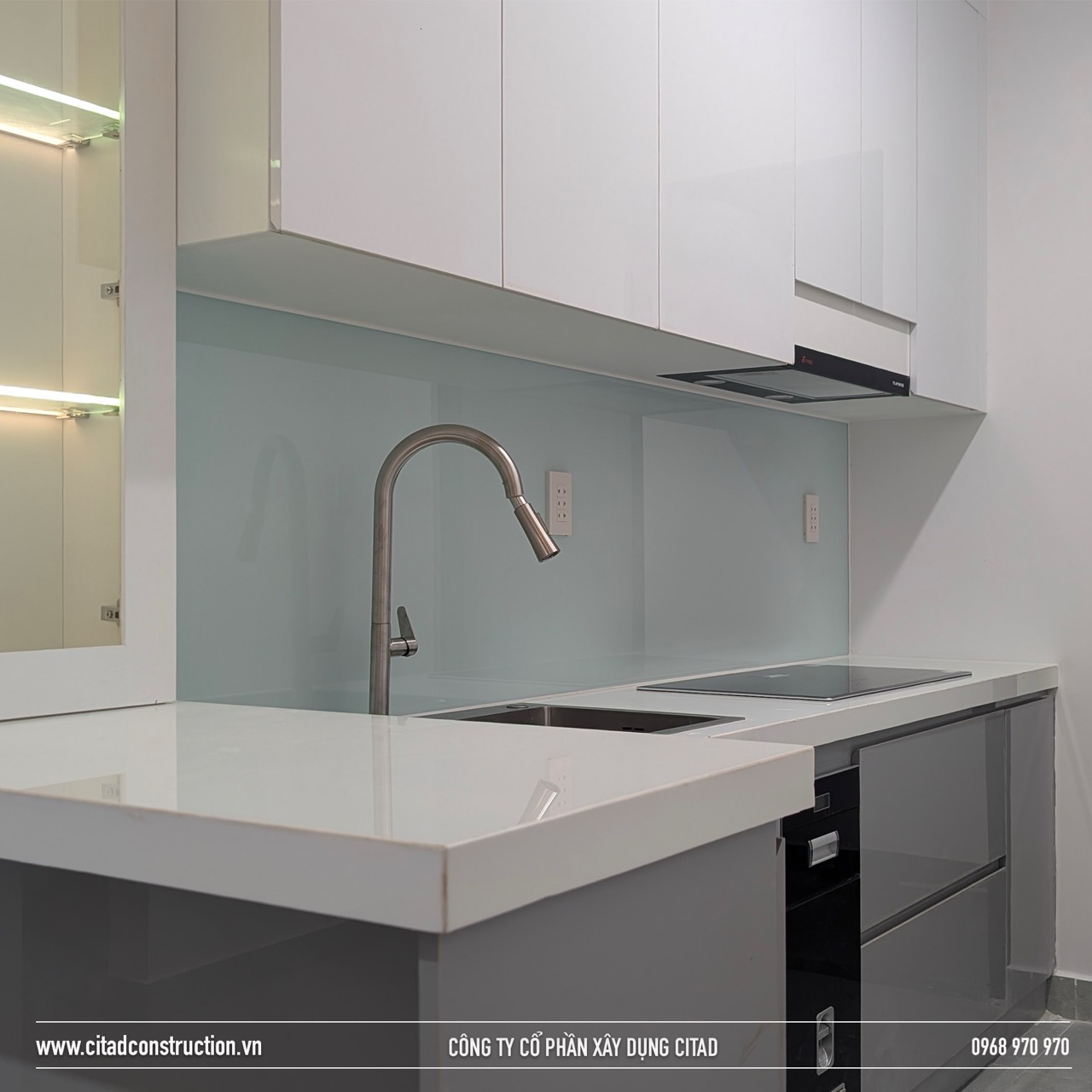 Thi công tủ bếp gỗ MDF chống ẩm, mặt đá solid surface và kính ốp bếp màu xanh nhạt – dự án căn hộ CITAD An Giang