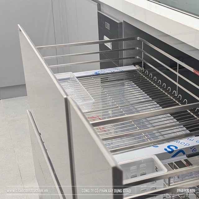 Ngăn kéo inox hiện đại trong hệ tủ bếp gỗ CITAD – tối ưu công năng và thẩm mỹ căn hộ tại An Giang